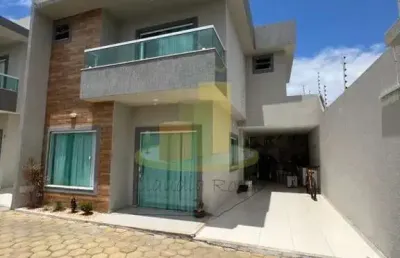 Linda casa em condomínio fechado, totalmente arrumada, pronta para morar!!