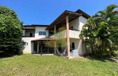 Uma casa super espaçosa para toda a família, em condomínio com portaria 24h!!