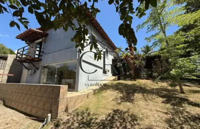 Belíssima casa com bastante área em condomínio com portaria 24h, próxima a praia!