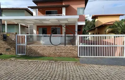 Linda casa com 4/4 sendo 3 suítes, condomínio fechado!!