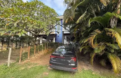 Lindíssima casa, nascente, totalmente pronta para morar, em condomínio fechado!