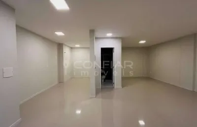 Sala comercial com 45m² na avenida santos dumont por r$1.500,00 + taxas