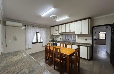 Casa piso superior com 5 quartos sendo 1 suíte no iririu por r$4.900,00 + taxas