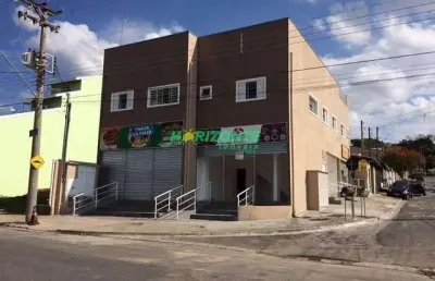 Predio com apartamentos na parte superior e salaões comerciais no terreo