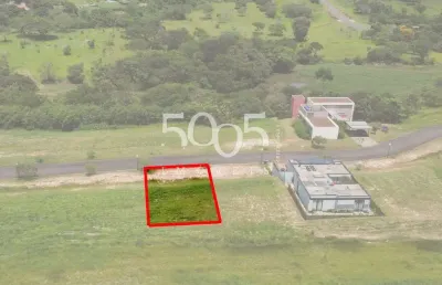 Ótimo terreno em aclive com 512m2 de área total em rua tranquila do condomínio.