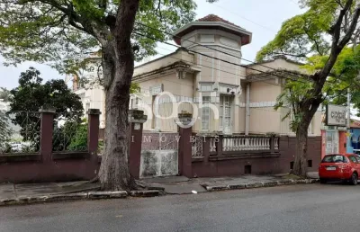 Casa que é um ícone na cidade de itu, que, além de estar localizada em frente a uma linda e conhecida praça, tem um terreno excelente, amplo.