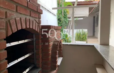 Casa no centro à venda com excelente localização, ideal para ponto comercial. são 3 dormitórios, 2 banheiros, sala, cozinha, quintal