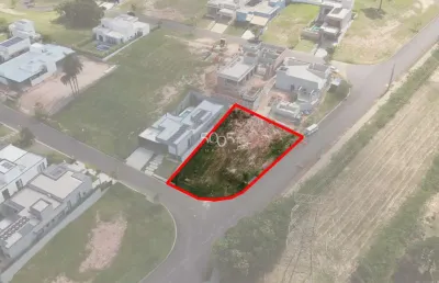 Terreno à venda no condomínio villas do golf, com 611m² de área útil. excelente lote com ótima topografia, com boa localização no condomínio.