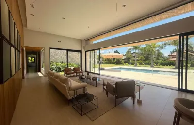 Casa térrea à venda com 2503m² de terreno e 790m² de área construída, completamente mobiliada por maria pia e com projeto por cristiano ribeiro.