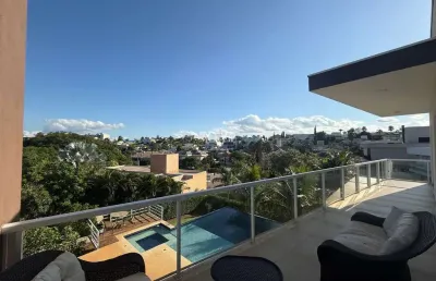 Lindo sobrado à venda com 626m2 de construção e 1002m2 de terreno, com uma vista maravilhosa e ambientes bem distribuídos.