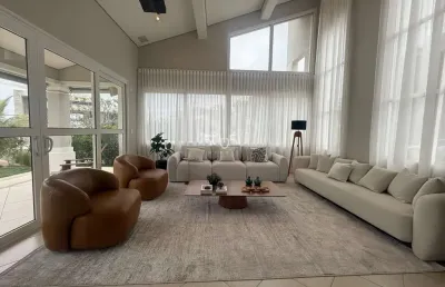 Casa mobiliada e reformada à venda com 460m2 de área construída e 1145m² de área total