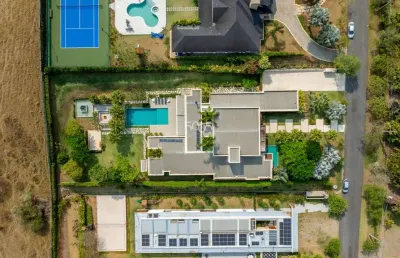 Casa à venda no condomínio fazenda villa real, com 720m² de área construída e 3.071m² de terreno.