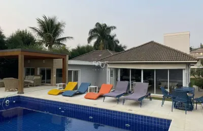 Com uma marcenaria impecável em todos os cômodos, esquadrias em pvc de alta qualidade e um paisagismo deslumbrante, essa casa é um verdadeiro oásis de