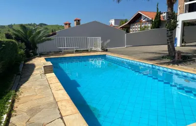 Casa à venda no condomínio campos de santo antônio, com 375m² construídos e 745,61m² de área total.