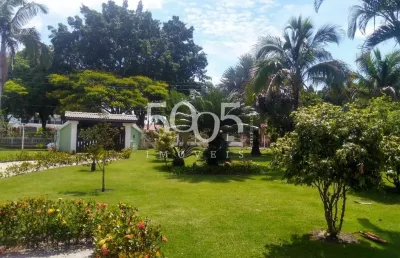 Casa térrea, totalmente mobiliada, possui 500 m2 de área construída, em um terreno de 2.000 m2. localizada em uma das ruas mais tranquilas do cond.
