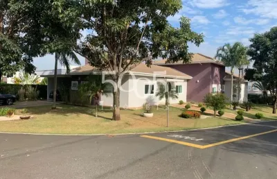 Linda casa térrea à venda no condomínio monte serrat em salto com 336m2 de área construída e 1249m2 de terreno.