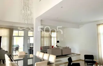 Linda e distinta casa no condomínio jardim theodora com 700m2 de construção e 905m2 de terreno.