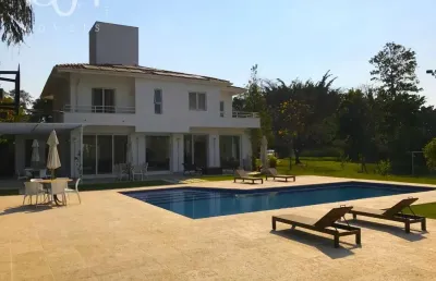 Belíssima casa à venda no condomínio terras de são josé i com 850m² de área construída, sendo incríveis 4.500m² de terreno.