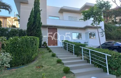 Casa à venda e para alugar no condomínio campos de santo antonio com 300m² de área construída e 800m² de área total.