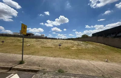 Terreno comercial com 12m de frente e 34m de comprimento (426m2), vagas de estacionamento, localização ótima, perto a condomínios de alto padrão