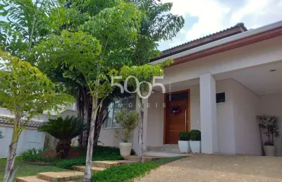 Casa à venda no jardim theodora, com 300 m2 construídos e 600 m2 de terreno.