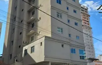 Viva a poucos passos do mar com praticidade e charme – edifício cádiz
