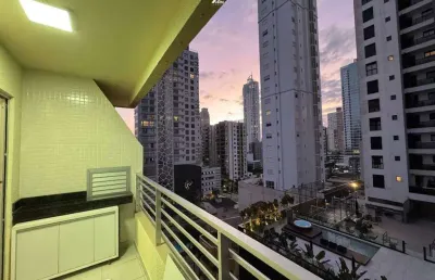 Apartamento com 2 suítes e vaga privativa na região central de balneário camboriú.