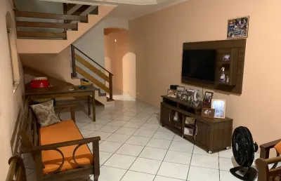 Oportunidade 2024 sobrado jardim dos pássaros guarujá geminado 4 quartos / dormitórios 1 suíte + banheiro social com hidro + lavábo 2 garagens edícula + ótima cozinha com 2 ambientes excelente localiz