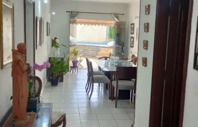 Sobrado isolado no jardim helena maria guarujá 3 dormitórios com 1 grande suíte com hidromassagem + 1 banheiro social + sala em 3 ambientes + cozinha planejada com ilha + lavábo + 3 vagas de garagem p