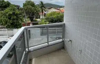 Apartamento com 2 dormitórios à venda, 85 m² por r$ 360.000,00 - fluminense - são pedro da aldeia/rj