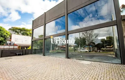 Loja ampla com vitrine de vidro e estacionamento na frente