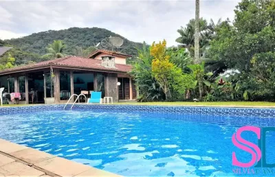 Linda e ampla casa, toda mobiliada, localizada próxima à serra do mar e às mais belas praias do brasil.