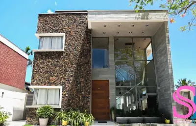 Casa de alto padrão, com 05 suítes, piscina, jacuzzi e sauna, a poucos metros da praia da lagoinha, em ubatuba - sp