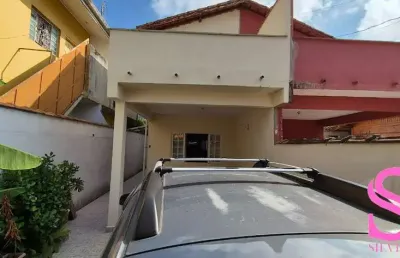 Sobrado geminado à venda, com 03 dormitórios, sendo duas suítes, situado no bairro umuarama, ubatuba - sp