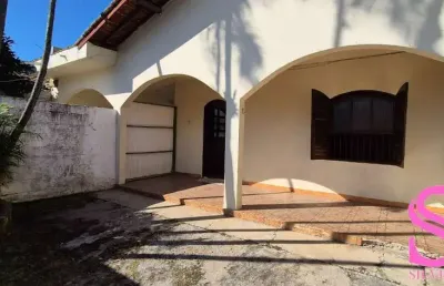Imóvel com 03 dormitórios e edícula, situado no bairro umuarama, ubatuba - sp.