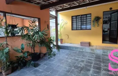 Casa à venda com 02 dormitórios, sendo uma suíte, no centro de ubatuba - sp.