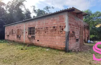 Casa em construção, com terreno de 1.800 m² e rio ao fundo, no ubatumirim, ubatuba - sp.