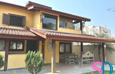 Linda casa tipo sobrado, com 4 quartos, em loteamento fechado, para venda ou locação definitiva, ubatuba - sp