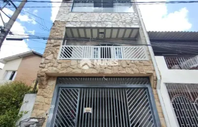 Fácil acesso a transporte, comércios, acesso ao rodoanel, castelo e marginais.