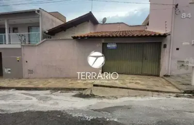 Casa à venda no jardim ribeiro em varginha com 3 quartos, 1 suíte, 3 banheiros, churrasqueira e 2 vagas