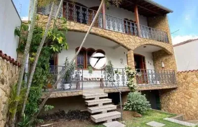 Casa à venda no centro em varginha com 5 quartos, 1 suíte, 4 banheiros, churrasqueira e 5 vagas