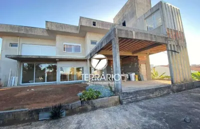 Casa à venda no rezende em varginha com 4 quartos, 3 suítes, 4 banheiros, churrasqueira e 2 vagas