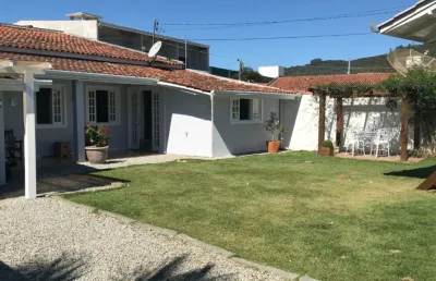 Casa com amplo quintal + sala comercial - otima localização