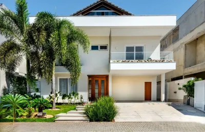 Casa triplex para locação no condomínio alphaville, barra da tijuca.