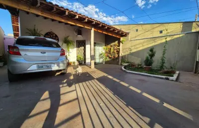 Casa térrea com 2 dormitórios localizada no bairro parque igaçaba.