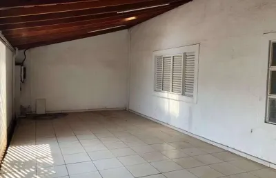 Casa térrea com 2 dormitórios localizada no bairro vale do sol.