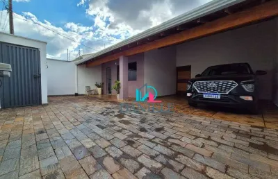 Casa térrea com 3 dormitórios localizada no jardim da flores.