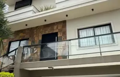 Casa impecável à venda com 4 suítes e elevador, 375 m² a. c e terreno 340 m² - cond. altos da serra v