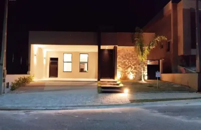Belíssima casa localizada no condomínio santa monica com 3 dormitórios, sendo 1 suíte com closet!