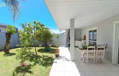 Sobrado com 3 suítes, sala de tv, escritório e amplo quintal